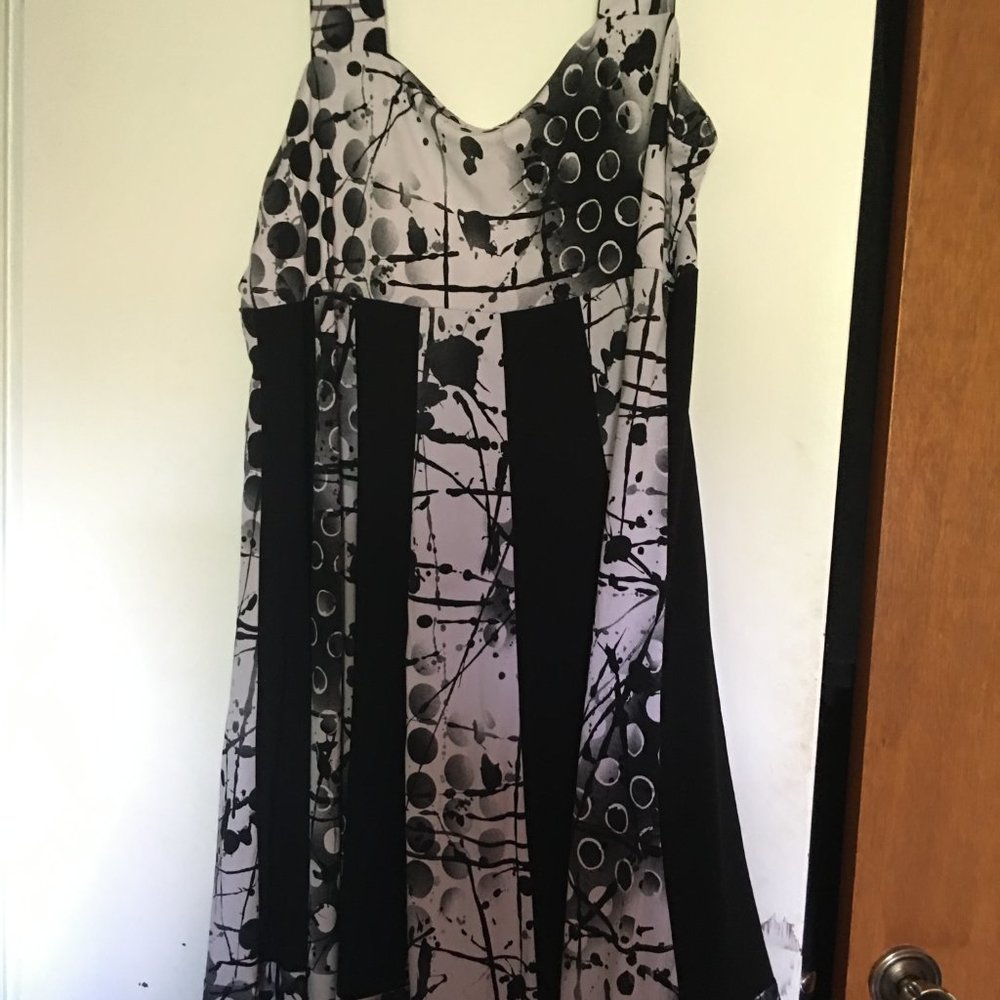 Ladies Gray Black Dress. Sleeveless size 24